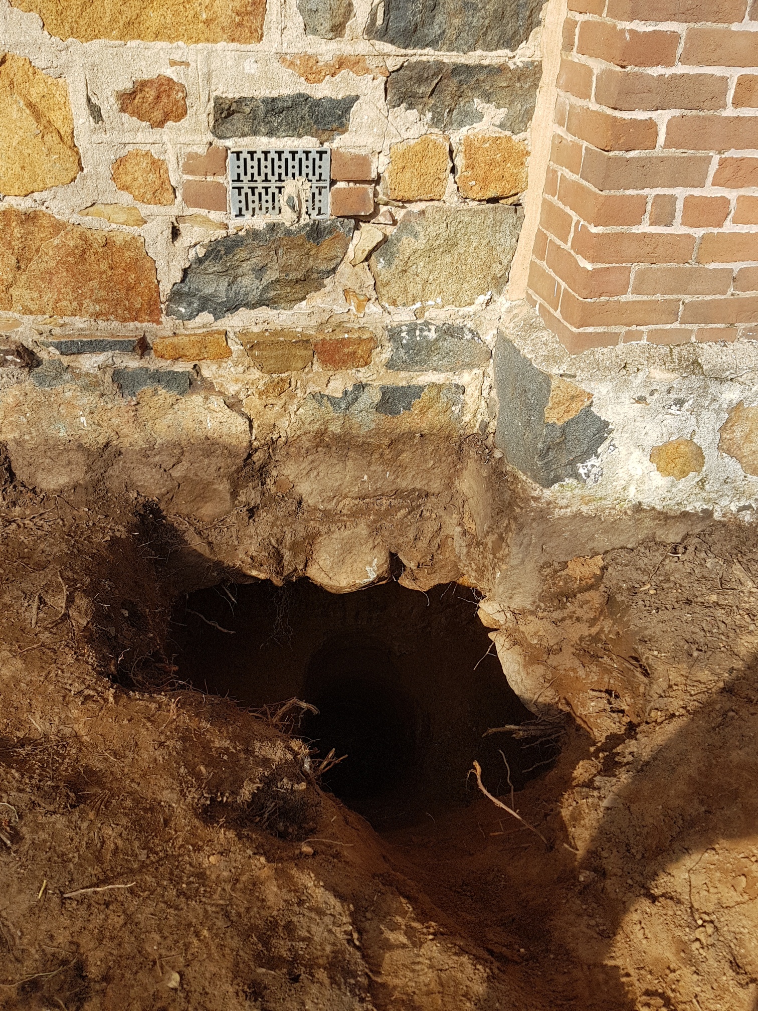 Blundells Cottage - excavating under the Cottage